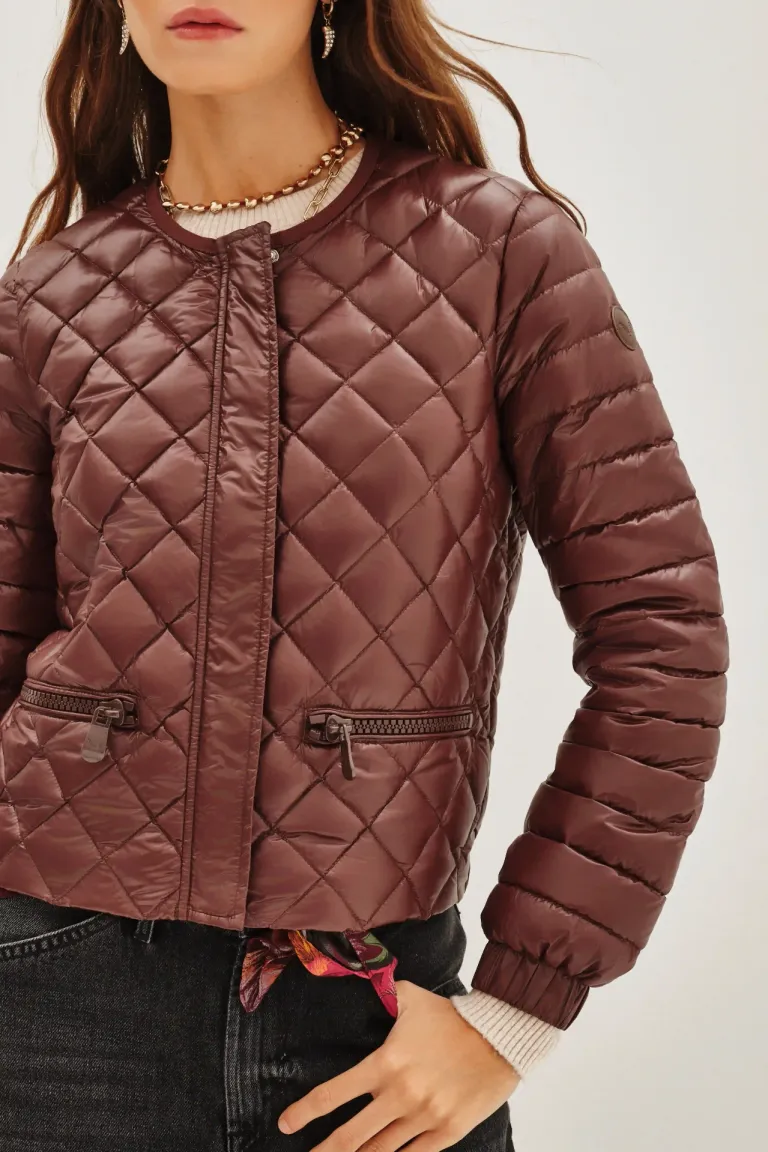 Campera corta acolchada con diseño matelassé en rombos y escote redondo de Rapsodia en Chaquetas para argentina