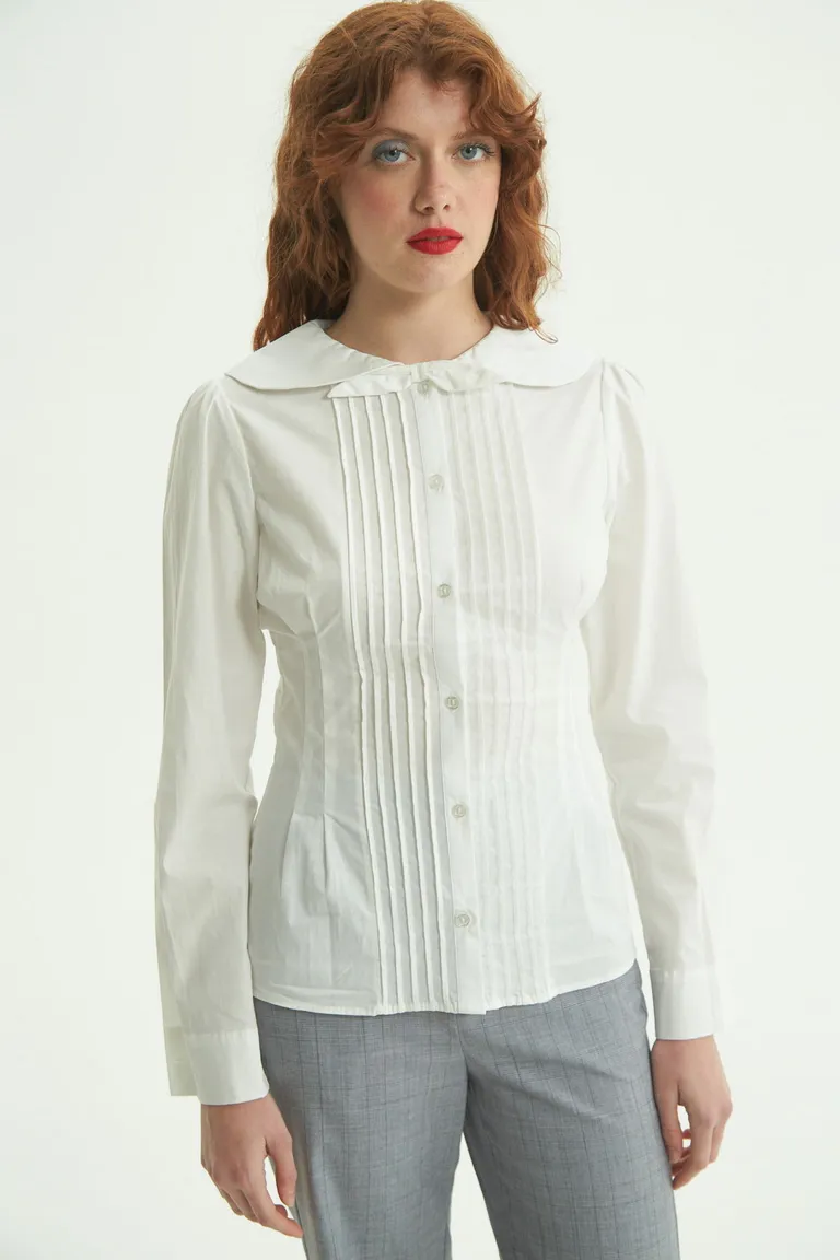 Camisa blanca de poplín con frunces en los hombros y moño bordado de Las Pepas en Camisas para argentina