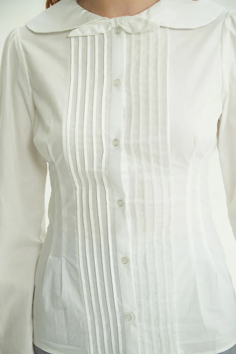 Camisa blanca de poplín con frunces en los hombros y moño bordado de Las Pepas en Camisas para argentina