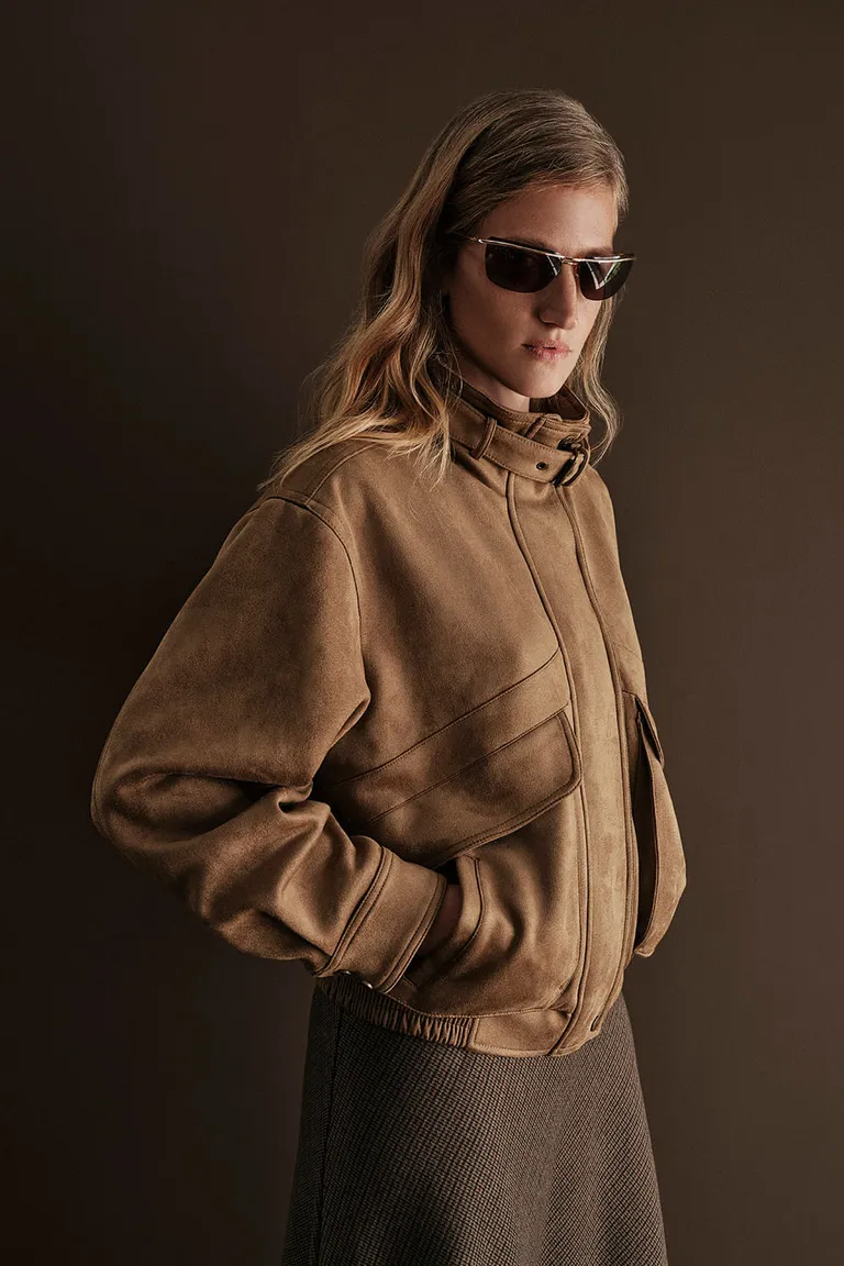 Campera holgada con cuello alto, cierre central, broches ocultos y bolsillos plaque con tapa de Portsaid en Chaquetas para argentina