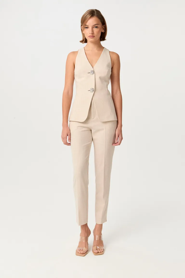 Chaleco de sastrería con botones metálicos en un tono beige neutro y elegante de Markova en Chalecos para argentina
