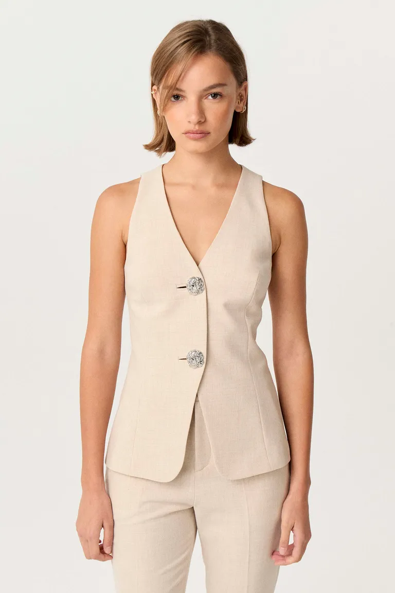 Chaleco de sastrería con botones metálicos en un tono beige neutro y elegante de Markova en Chalecos para argentina