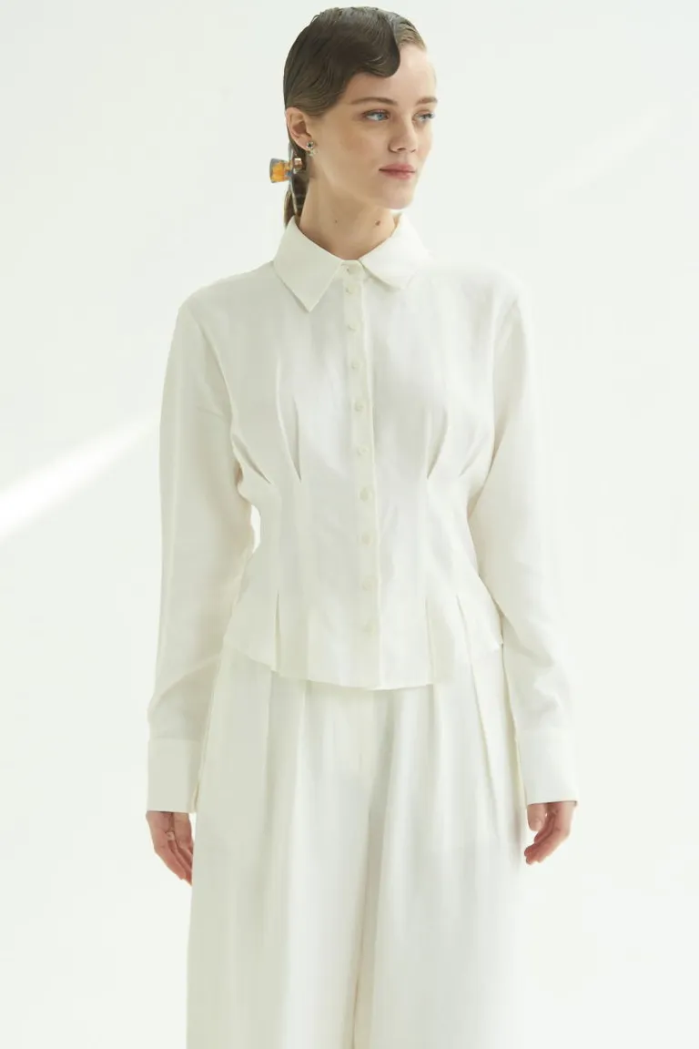 Camisa blanca con estructura y ajuste entallado para un estilo sofisticado y femenino de Las Pepas en Camisas para argentina