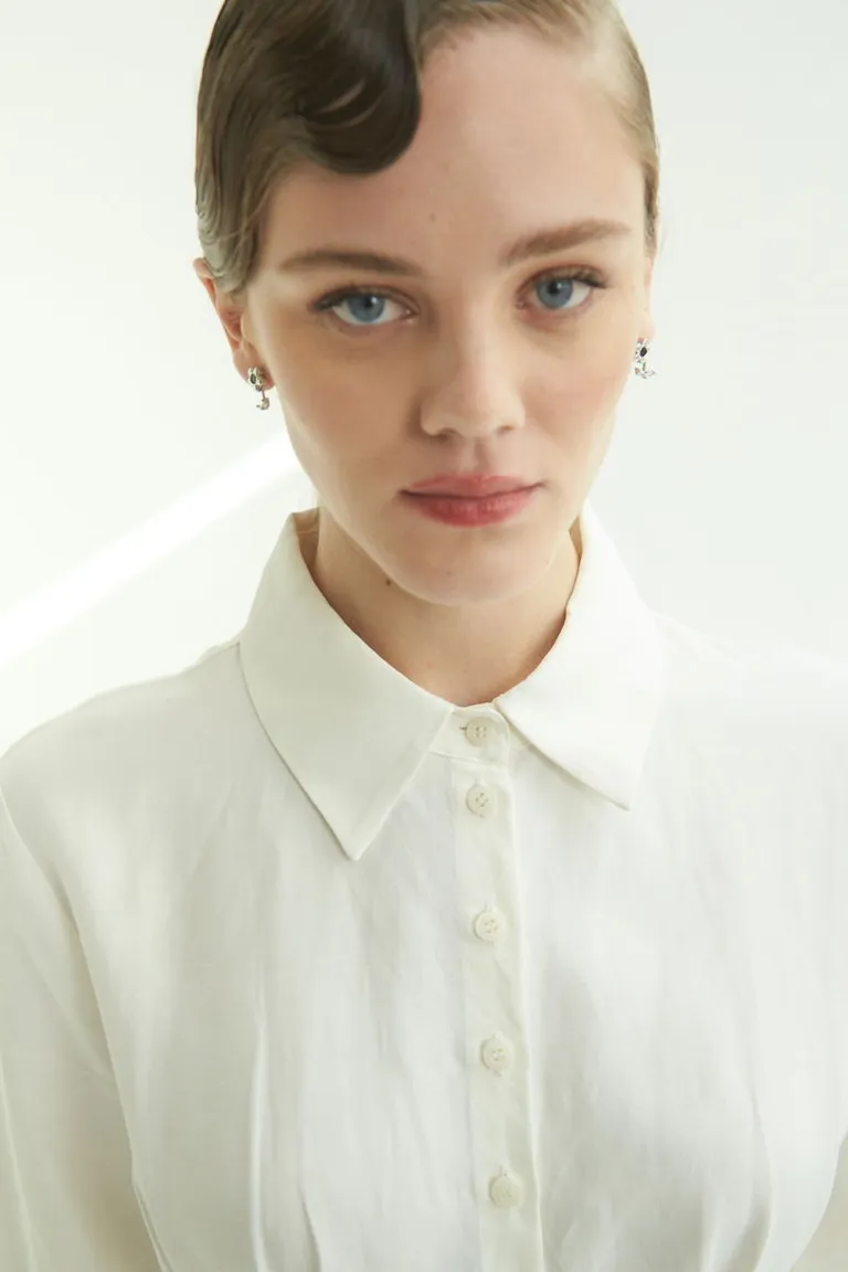 Camisa blanca con estructura y ajuste entallado para un estilo sofisticado y femenino de Las Pepas en Camisas para argentina