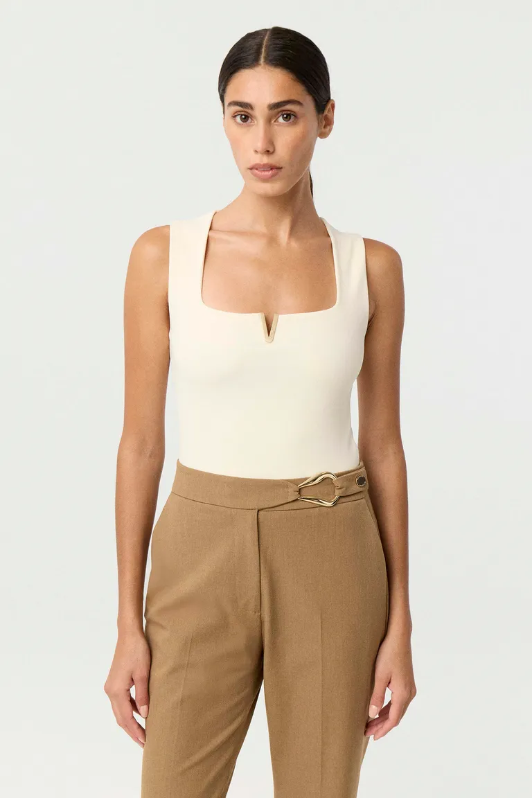 Musculosa de calce anatómico con escote cuadrado, breteles anchos y detalle metálico en el frente de Markova en Tops para argentina