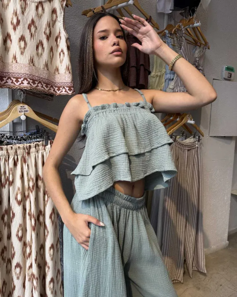 Top con volados y escote recto en diseño elegante y versátil de Belle en Tops para argentina