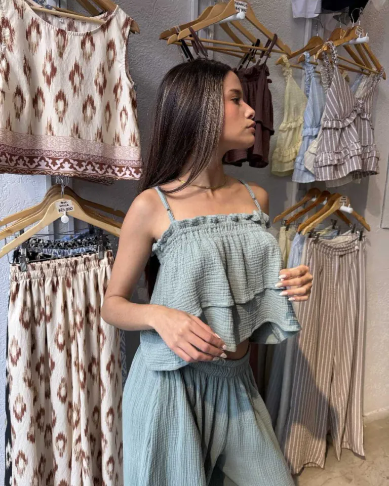 Top con volados y escote recto en diseño elegante y versátil de Belle en Tops para argentina