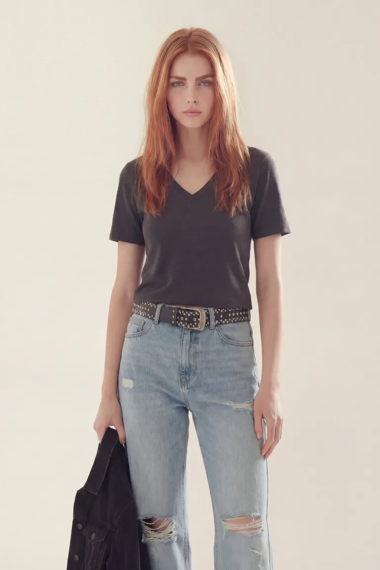 Remera clásica con escote en V y mangas cortas para mujer de Akiabara en Remeras para argentina