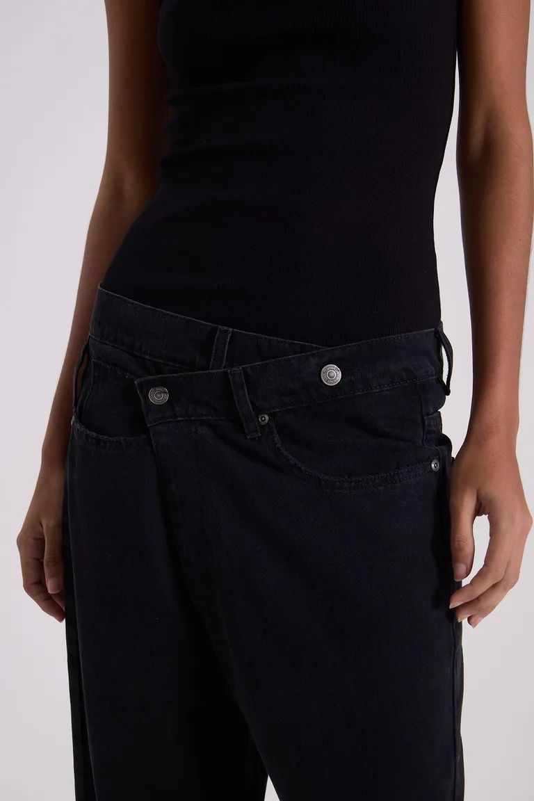 Pantalones vaqueros rectos de tiro medio bajo en color negro de Maria Cher en Pantalones para argentina