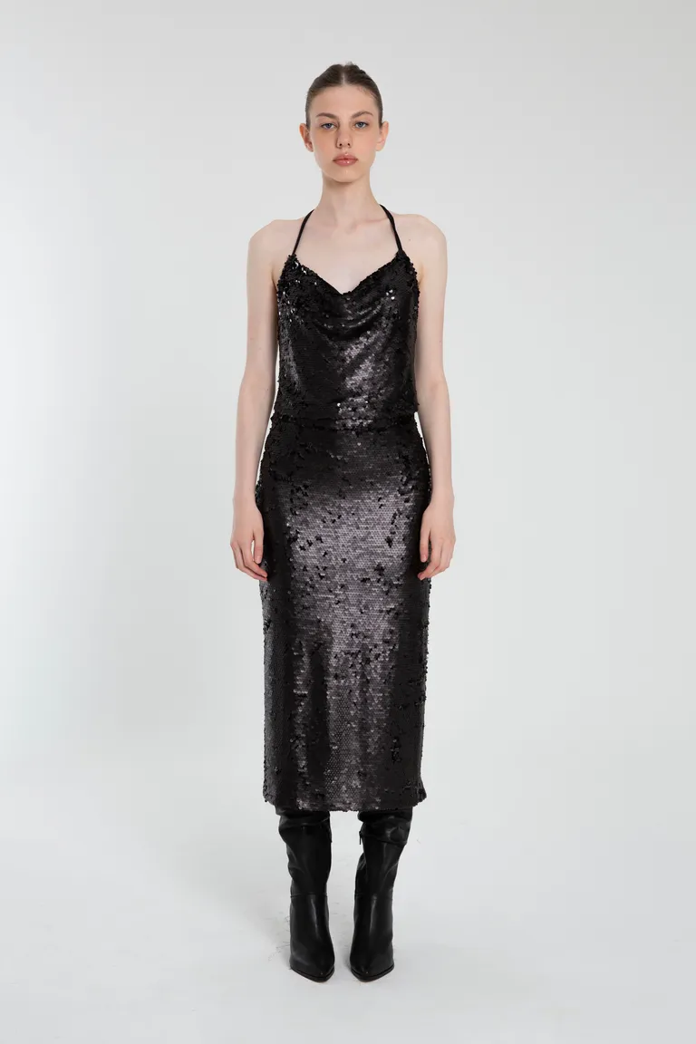 Falda de lentejuelas negra con tajo en la espalda y diseño modular de Naíma en Faldas para argentina