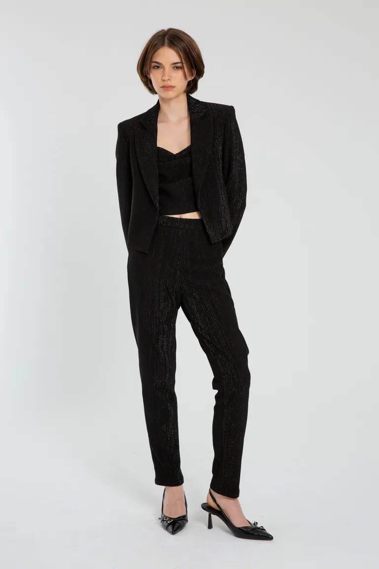 Pantalón negro de corte recto y cierre lateral invisible, con diseño clásico y versatilidad para cualquier ocasión de Naíma en Pantalones para argentina