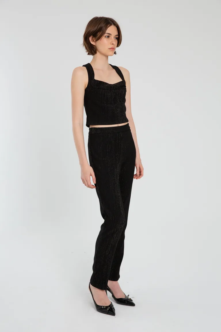 Pantalón negro de corte recto y cierre lateral invisible, con diseño clásico y versatilidad para cualquier ocasión de Naíma en Pantalones para argentina