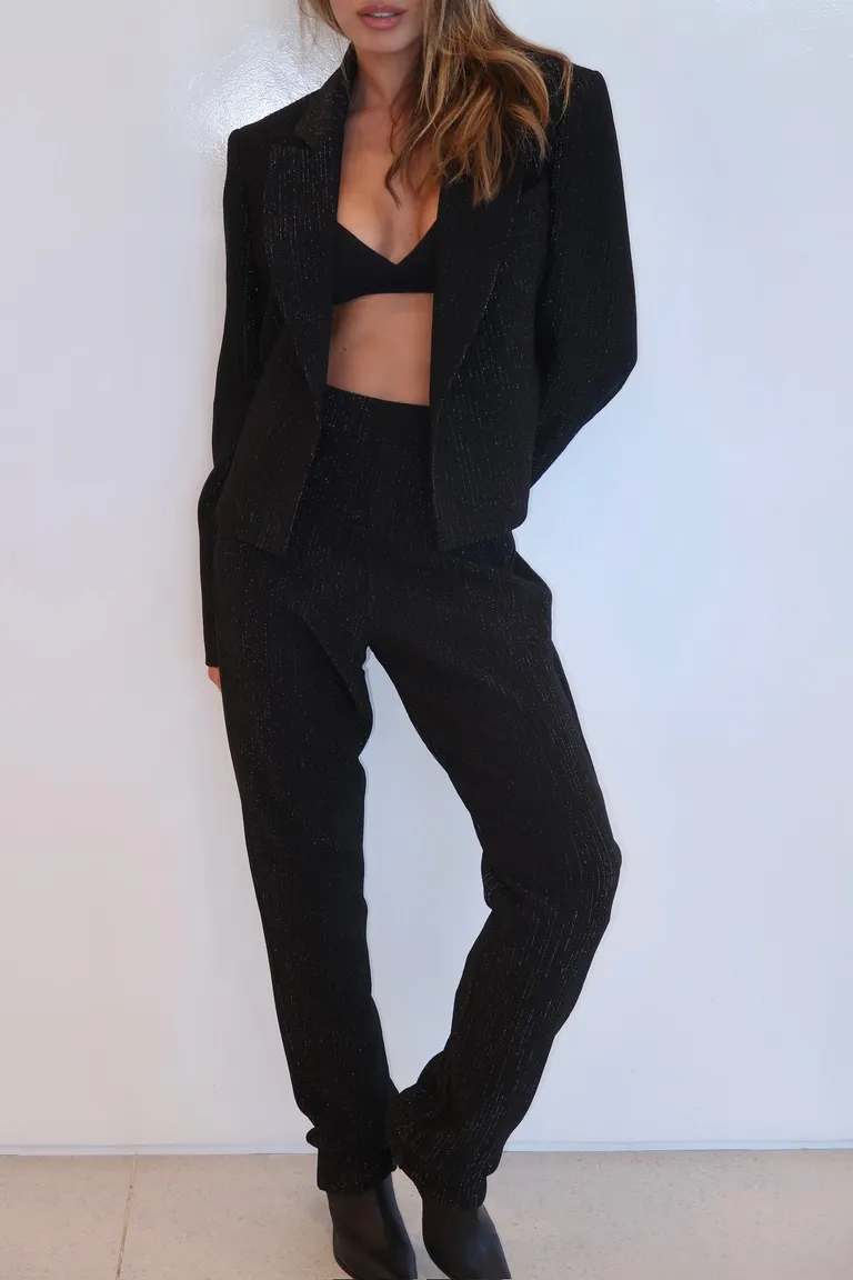 Pantalón negro de corte recto y cierre lateral invisible, con diseño clásico y versatilidad para cualquier ocasión de Naíma en Pantalones para argentina