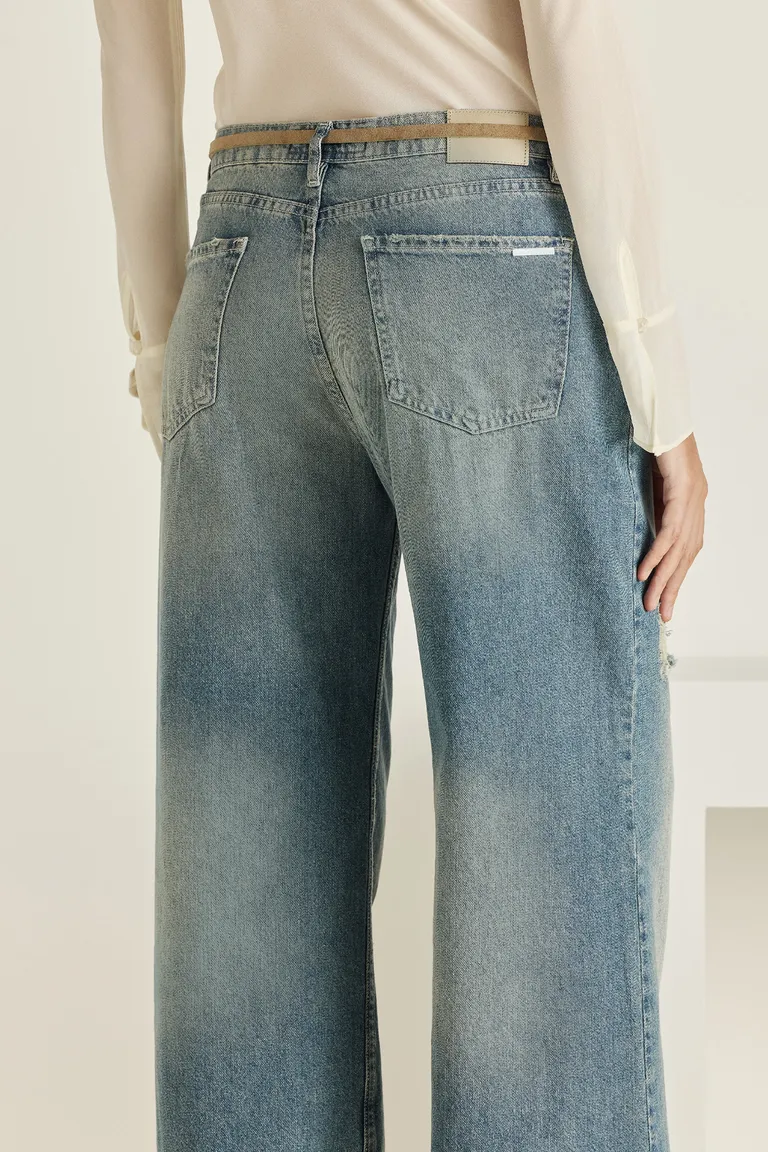 Pantalón denim tiro medio fit wide leg con detalles de lavado y roturas sútiles de Tucci en Pantalones para argentina