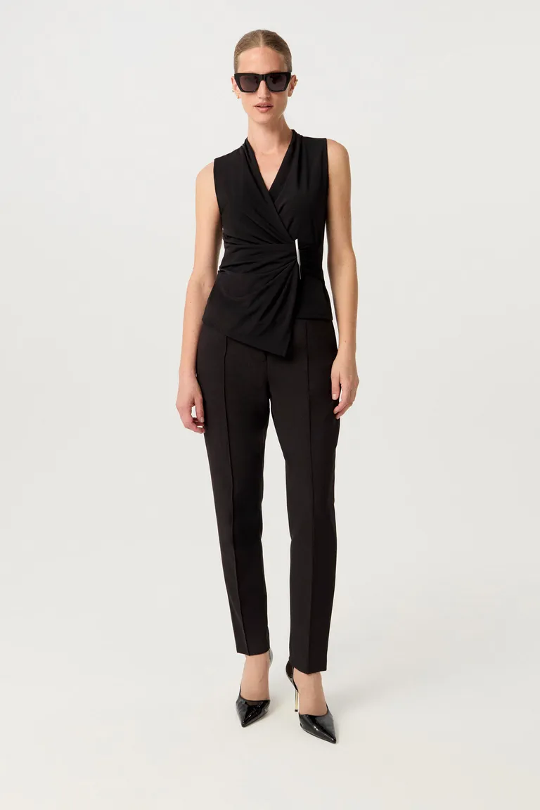 Remera de microfibra de alta torsión con escote cruzado en V y detalles metálicos para un look elegante y versátil de Markova en Remeras para argentina