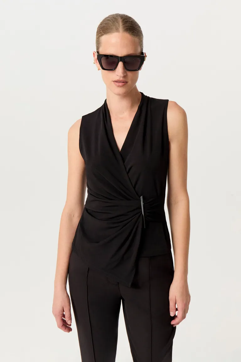 Remera de microfibra de alta torsión con escote cruzado en V y detalles metálicos para un look elegante y versátil de Markova en Remeras para argentina