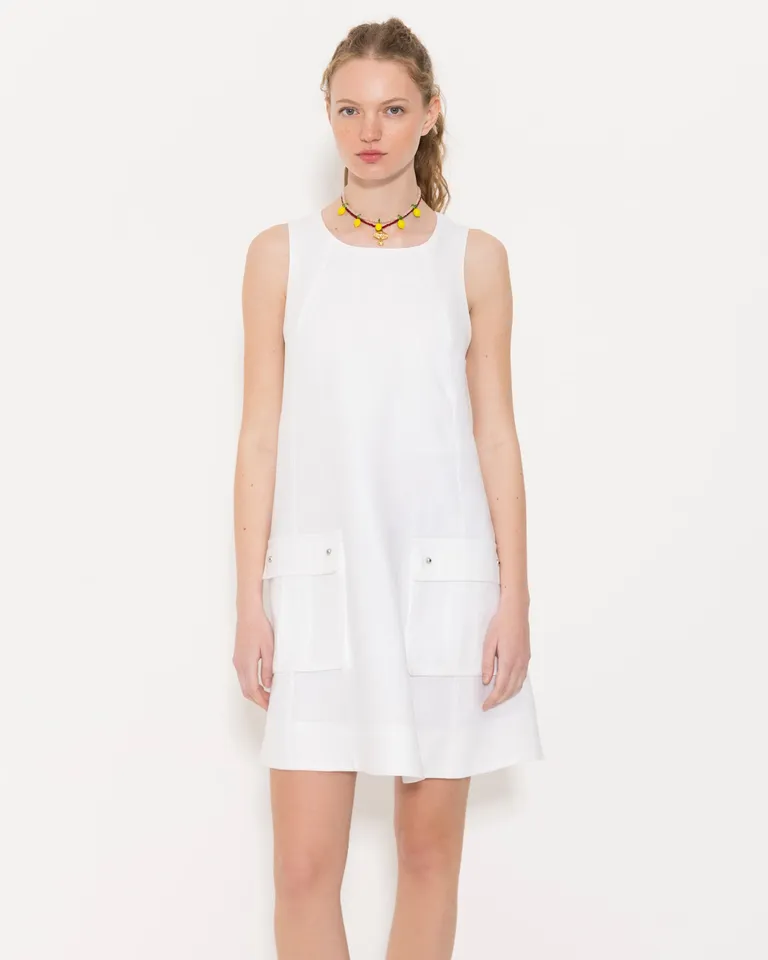 Vestido de lino de corte recto con espalda descubierta y bolsillos con tapas de Jazmin Chebar en Vestidos para argentina