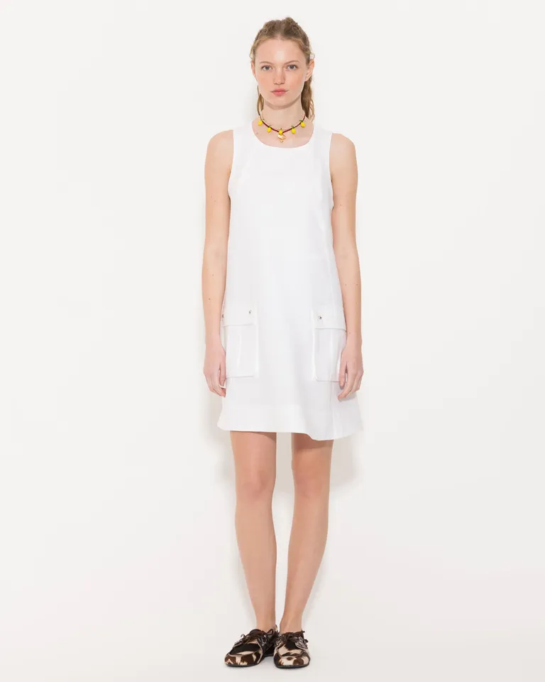 Vestido de lino de corte recto con espalda descubierta y bolsillos con tapas de Jazmin Chebar en Vestidos para argentina