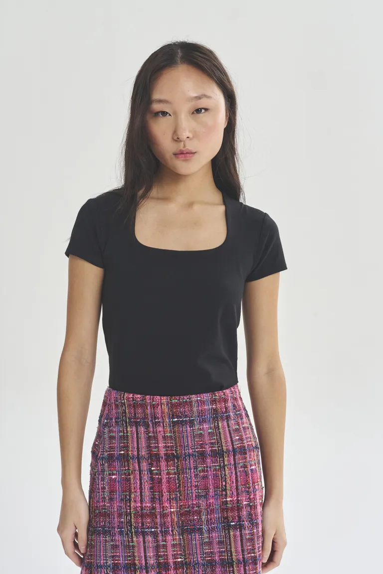 Remera cuadrada de manga corta negra, diseño sencillo y versátil para mujer de Akiabara en Remeras para argentina