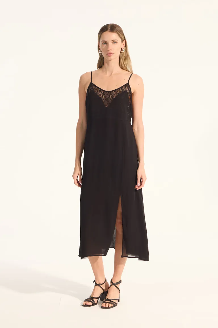 Vestido estilo lencero negro con detalles en encaje y tajo frontal de Portsaid en Vestidos para argentina