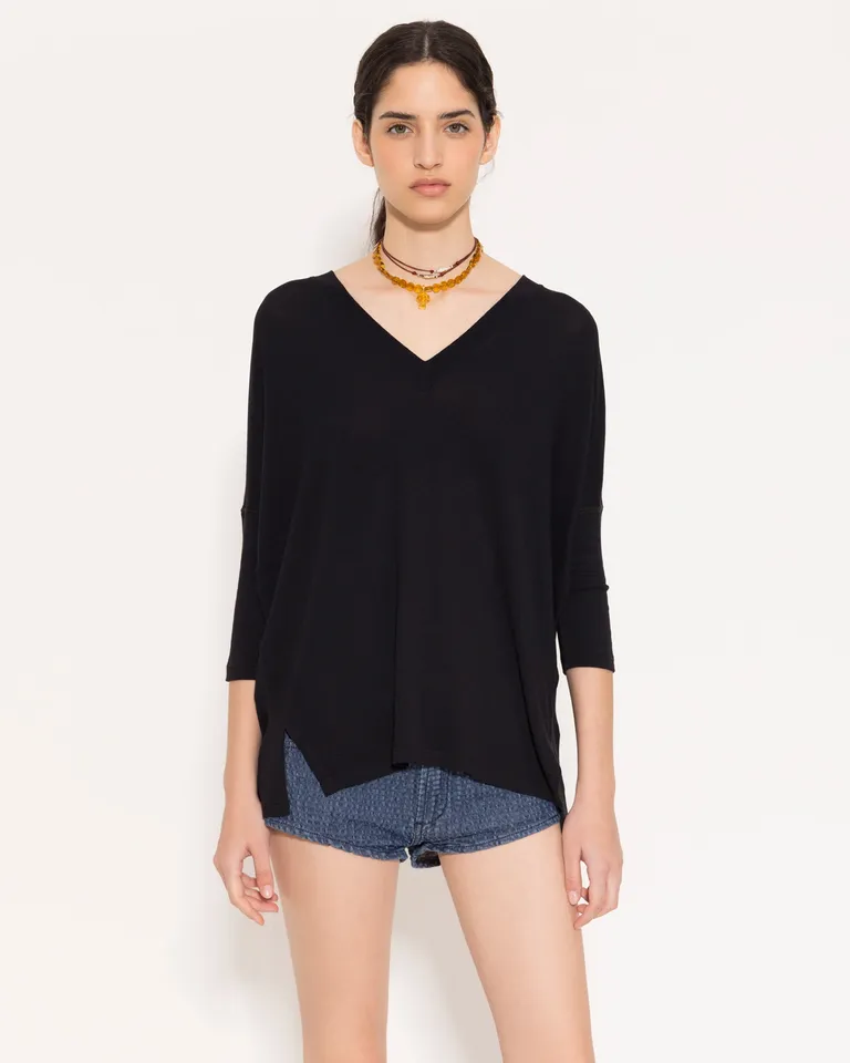 Remera de escote en V con detalles diagonales y mangas 3/4 para mujer de Jazmin Chebar en Remeras para argentina