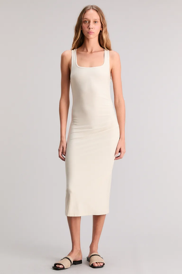 Vestido minimalista y elegante en tono blanco con corte slim y largo midi de Kosiuko en Vestidos para argentina