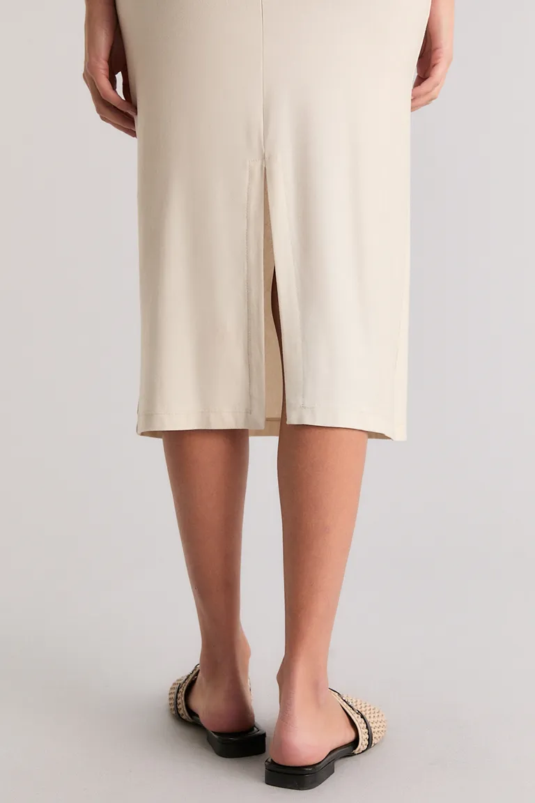 Vestido minimalista y elegante en tono blanco con corte slim y largo midi de Kosiuko en Vestidos para argentina