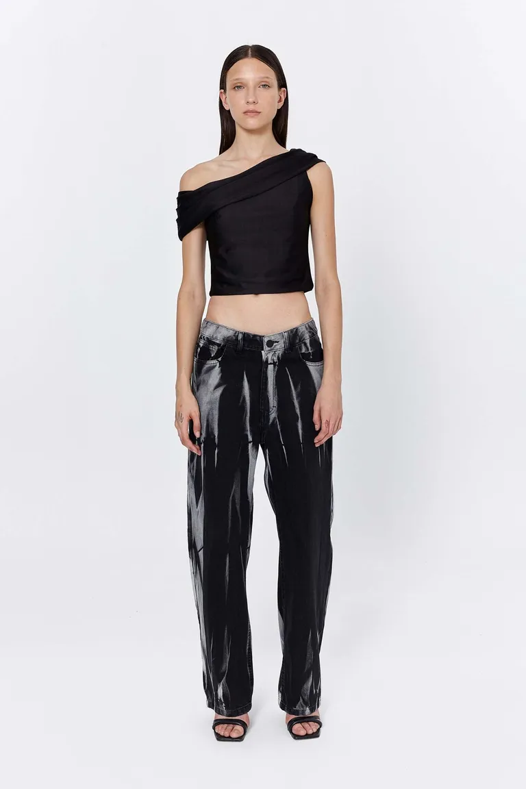 Top negro con diseño de un solo hombro, ideal para un estilo moderno y elegante de Naíma en Tops para argentina