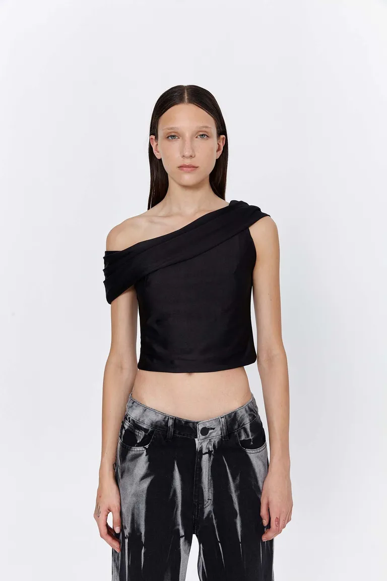Top negro con diseño de un solo hombro, ideal para un estilo moderno y elegante de Naíma en Tops para argentina