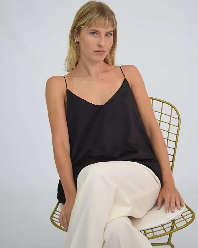 Musculosa de satén con fino bretel, prenda elegante y de diseño moderno de Hesed en Tops para argentina