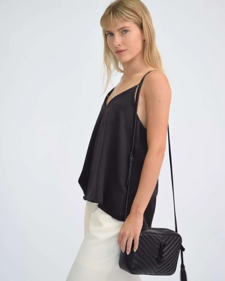 Musculosa de satén con fino bretel, prenda elegante y de diseño moderno de Hesed en Tops para argentina