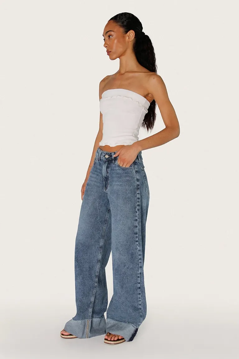 Top blanco strapless con volados en el ruedo, de ajuste ceñido y diseño modular a la cintura de Sofia Sarkany en Tops para argentina