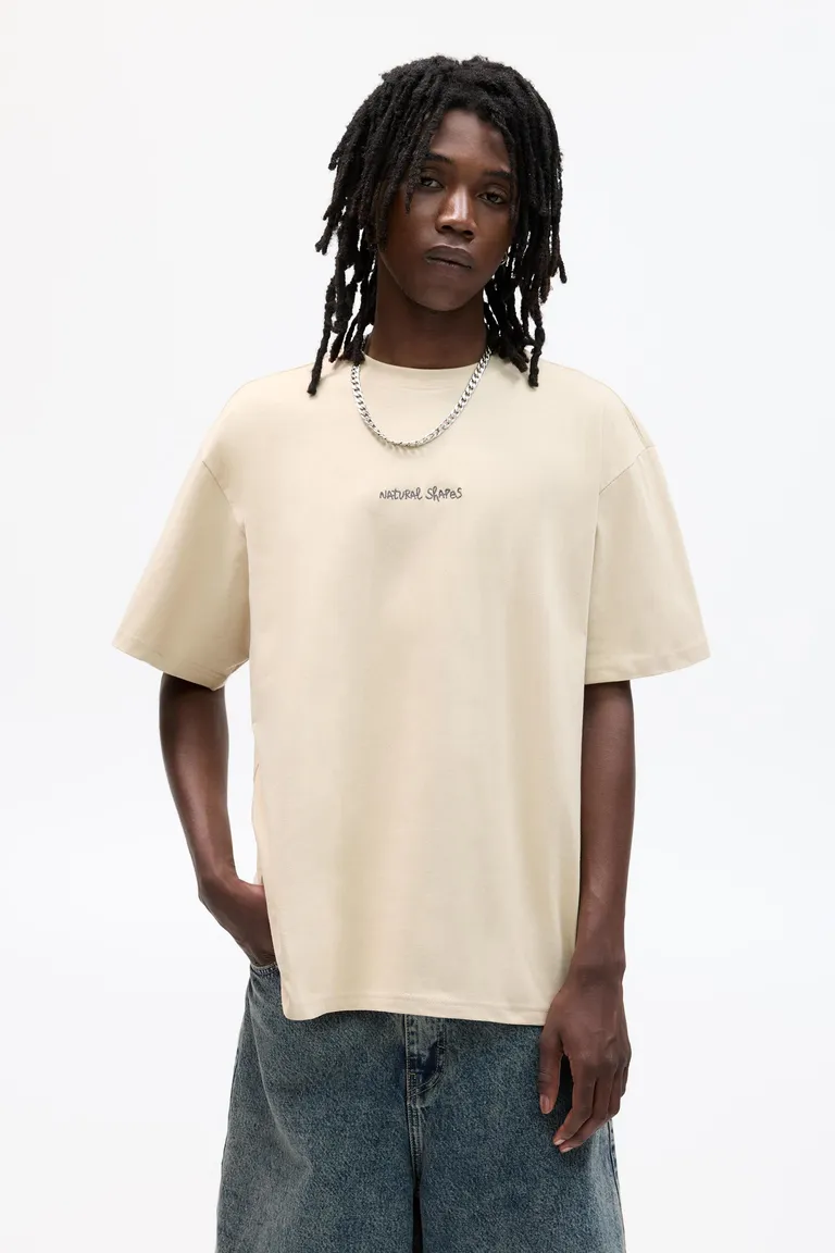 Remera con gráfico bordado de Pull&Bear en Remeras y Polos para argentina