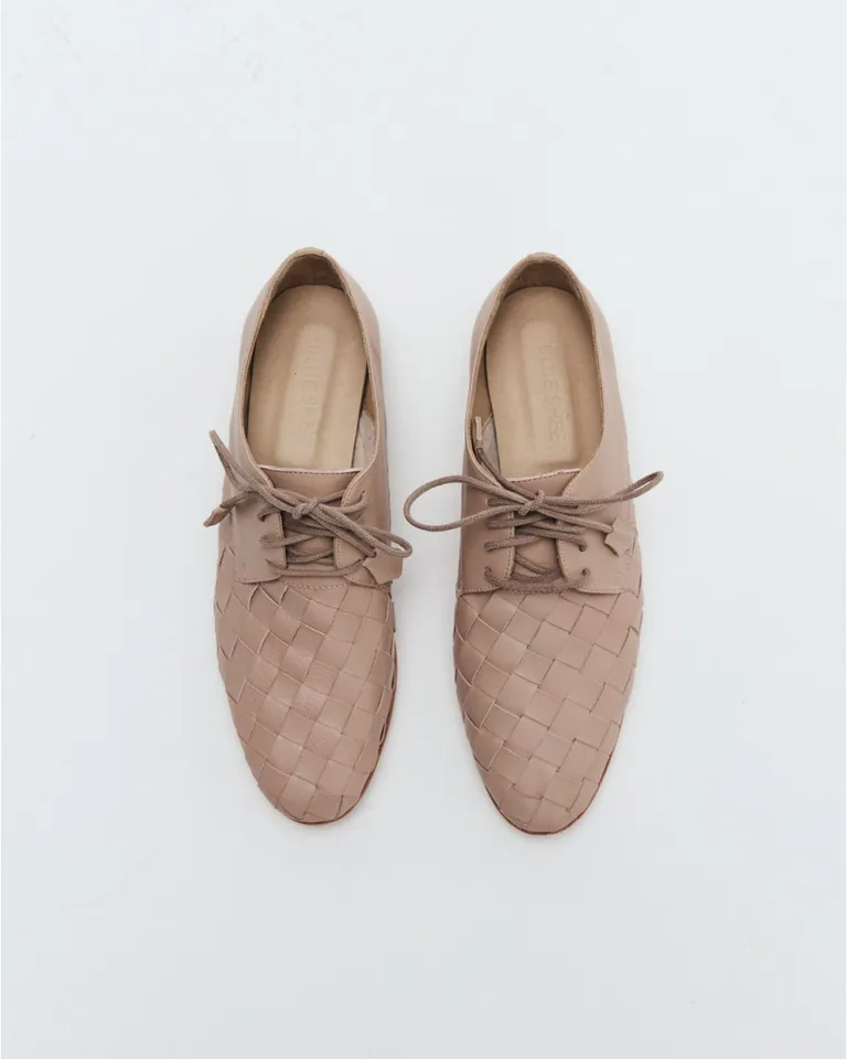 Zapatos de cuero acordonados con diseño artesanal en la puntera de Blue Sheep en Abotinados para argentina