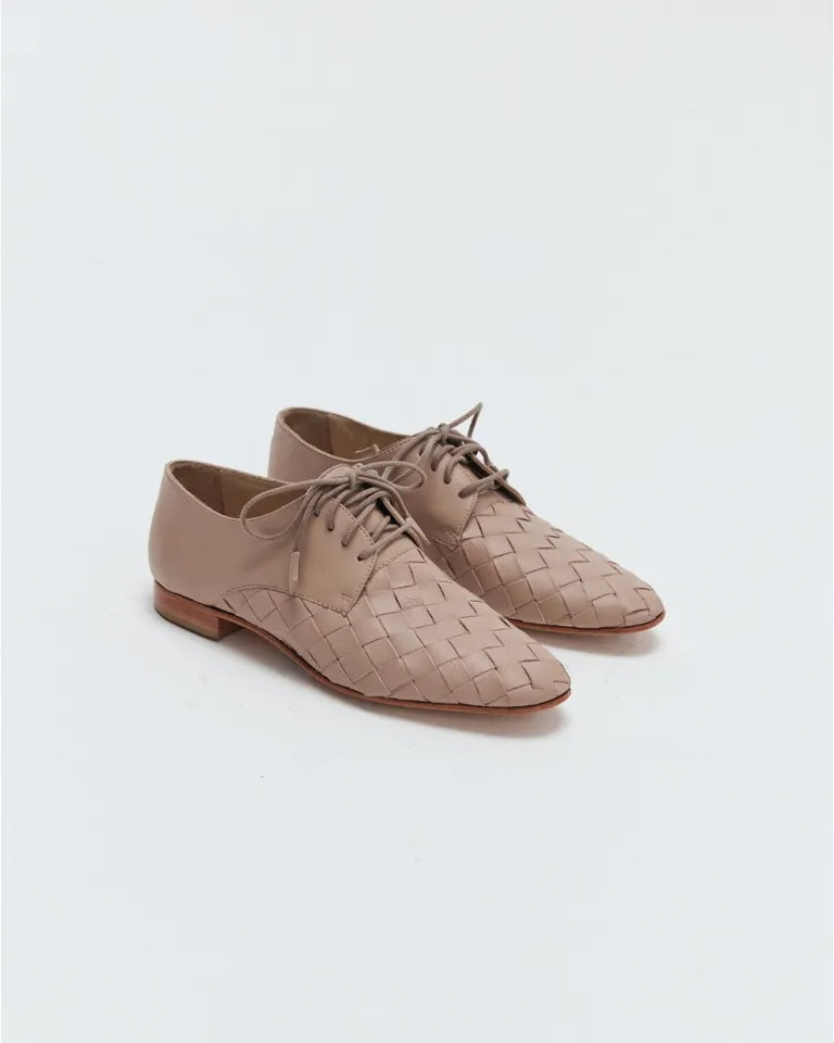 Zapatos de cuero acordonados con diseño artesanal en la puntera de Blue Sheep en Abotinados para argentina