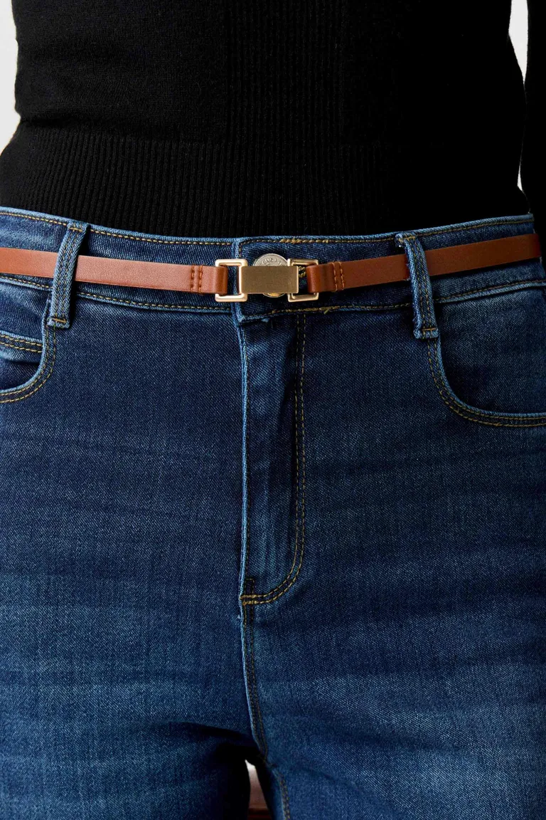 Cinturón efecto cuero con hebilla metálica para un estilo moderno y versátil de Markova en Cinturones para argentina