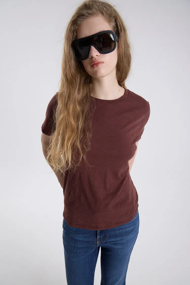 Remera de manga corta con escote redondo y detalle bordado frontal de Maria Cher en Remeras para argentina