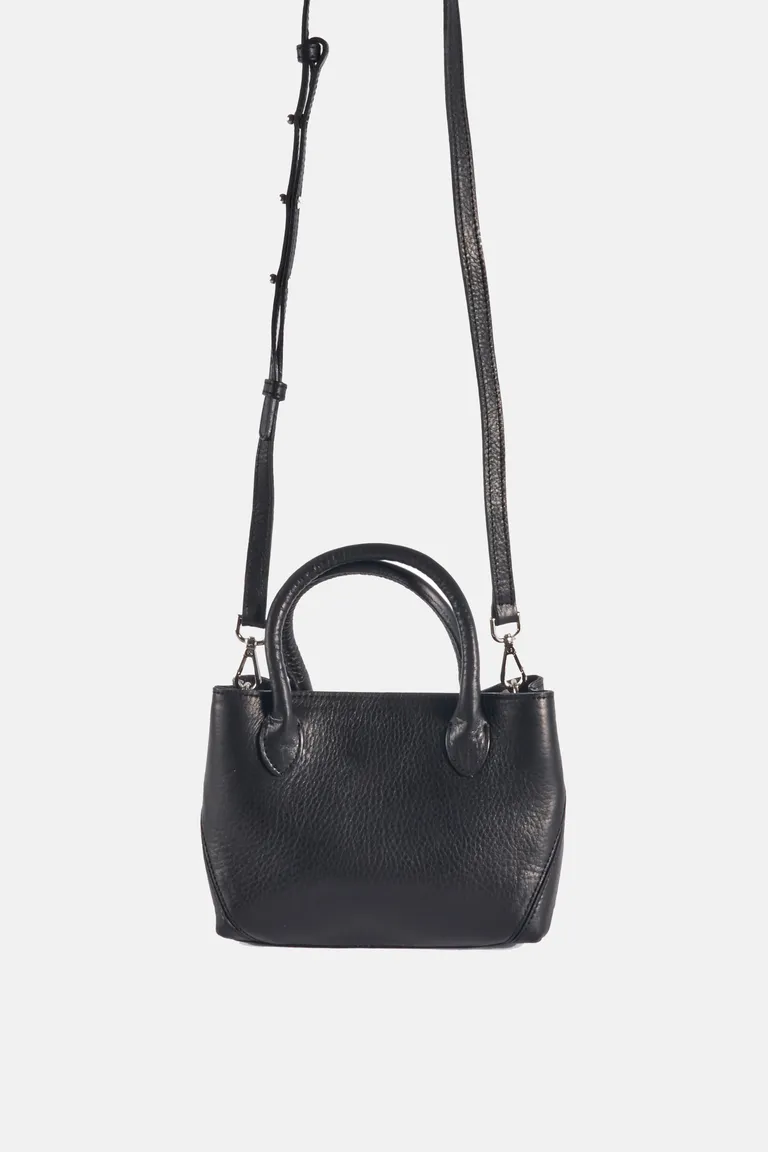 Cartera de mano en cuero negro con correa ajustable y división interna de Justaosadia en Bolsos y Carteras para argentina