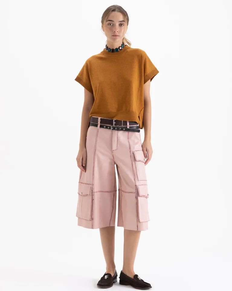 Chaleco tejido de calce holgado con hombros marcados y estructura amplia de Jazmin Chebar en Chalecos para argentina