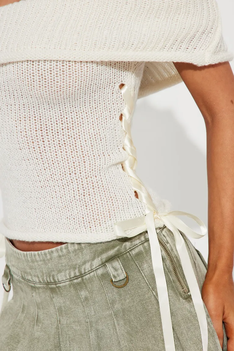 Suéter cordones ballet marfil de Fashion Nova en Buzos y Sweaters para argentina