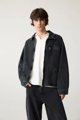 Chaqueta jean texturada de Pull&Bear en Abrigos y Camperas para argentina