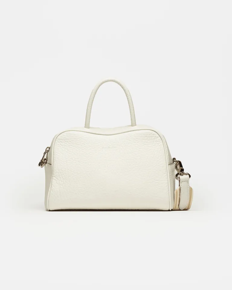 Cartera de mano de la marca The Club en cuero graneado con silueta moderna y correa en contraste de Prüne en Bolsos y Carteras para argentina