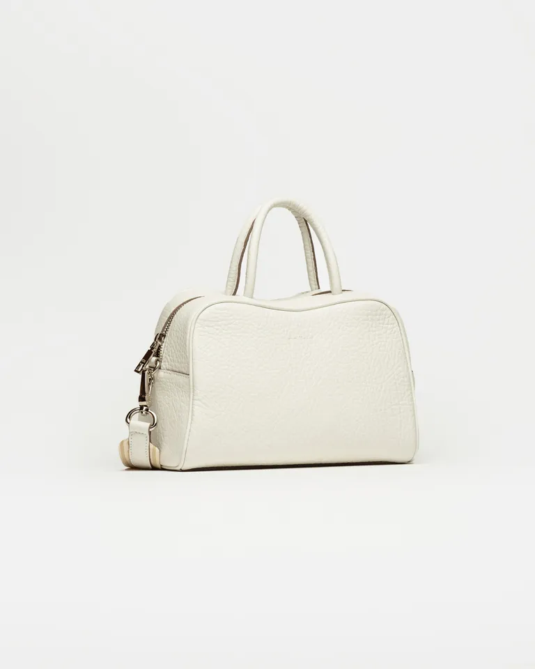 Cartera de mano de la marca The Club en cuero graneado con silueta moderna y correa en contraste de Prüne en Bolsos y Carteras para argentina