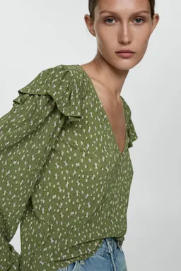 Blusa estampada con volantes de Mango en Blusas para argentina