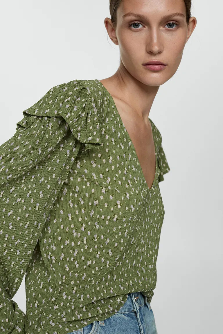Blusa estampada con volantes de Mango en Blusas para argentina