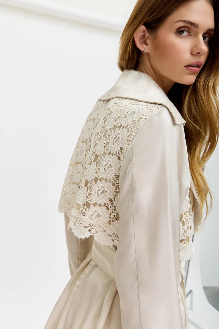Abrigo de vestir en beige con detalles en encaje para los días cálidos de Tucci en Chaquetas para argentina