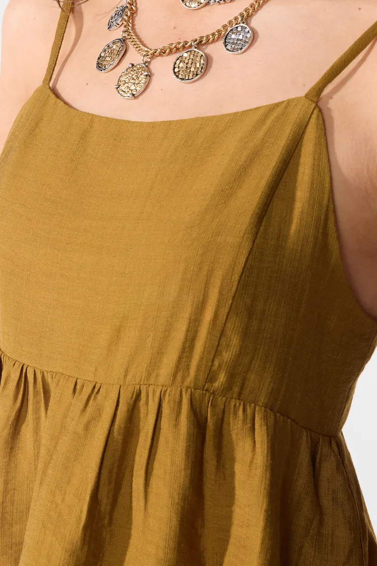 Top de tiras finas con faldón fruncido y espalda elastizada de Cuesta Blanca en Tops para argentina