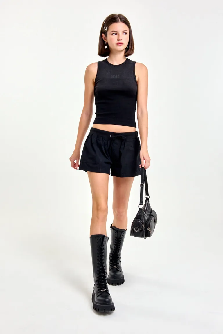 Shorts de gabardina negra con cintura ancha y cordón ajustable para un look casual urbano de 47 Street en Shorts para argentina