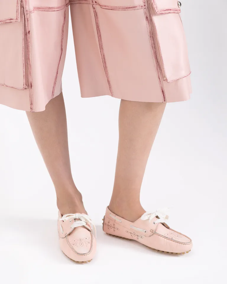 Mocasín con cordones y detalle de calado en laterales y capellada de Jazmin Chebar en Mocasines para argentina