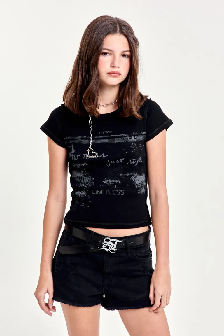 Remera de algodón con estampa frontal y costuras a la vista de 47 Street en Remeras para argentina